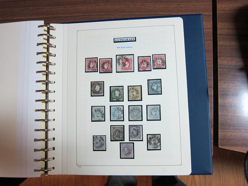 0019 (116).JPG -     Lote:    19      Marcofilia      Lotes Especiais       Descrição:         Portugal. Colecção especializada de carimbos de duplo círculo, tipo 1852, montada em 4 álbuns Lindner, com selos de diversas emissões e cartas, com estudo minucioso de cada marca. Lote a ver.         Lote       Valor Base:     &euro; 2.500,00     Valor Venda:     Retirado     